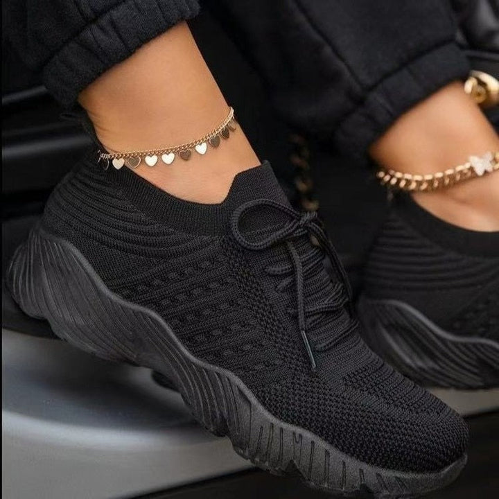 Atmungsaktives Obermaterial der weißen Damen Plateau Sneaker. Leichte & bequeme Schnürschuhe für modische Alltagsschuhe.