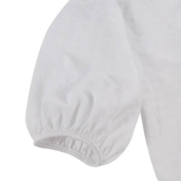 Vollansicht des eleganten Damen Maxikleids in Übergröße mit tiefem V-Ausschnitt und markanten Puffärmeln.