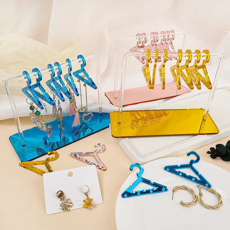 Eleganter Ohrringständer aus klarem Acryl im 8er Set. Minimalistisches Dreieck-Design für modernen Look.