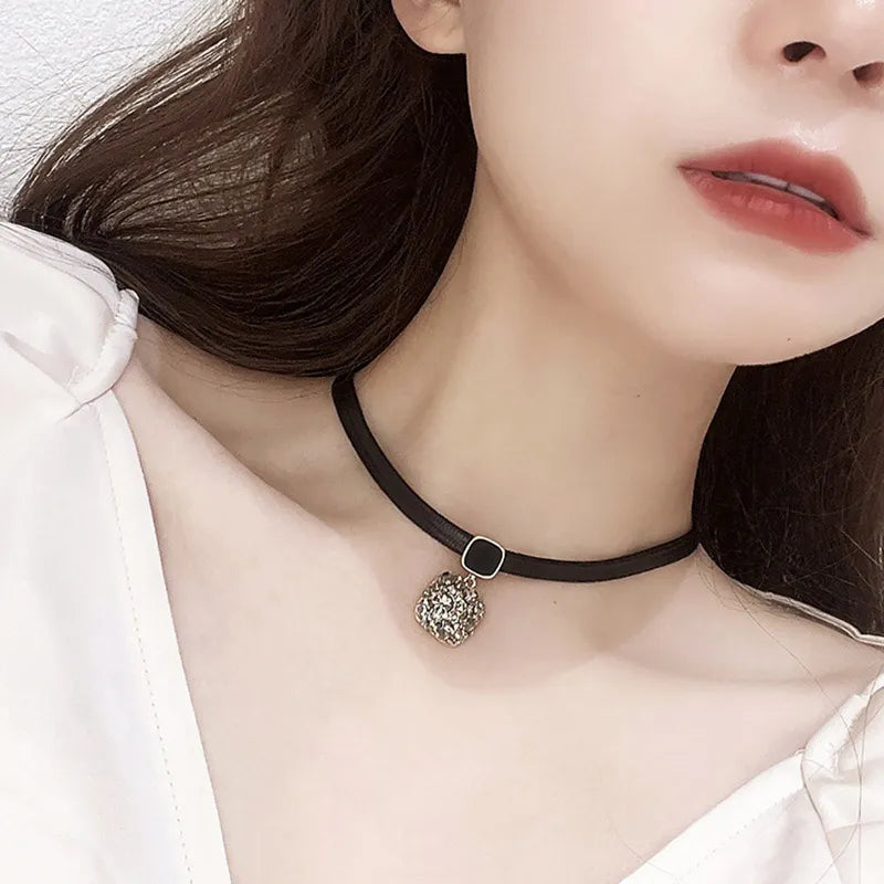 Rundes Damen-Halsband mit funkelnden Kristallen und schwarzem Lederband, ein auffälliger Statement-Schmuck.