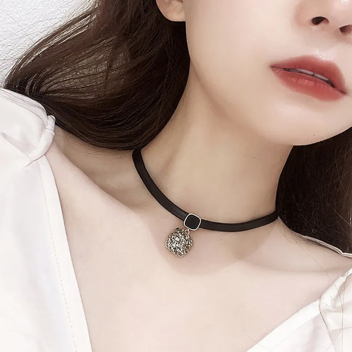 Rundes Damen-Halsband mit funkelnden Kristallen und schwarzem Lederband, ein auffälliger Statement-Schmuck.