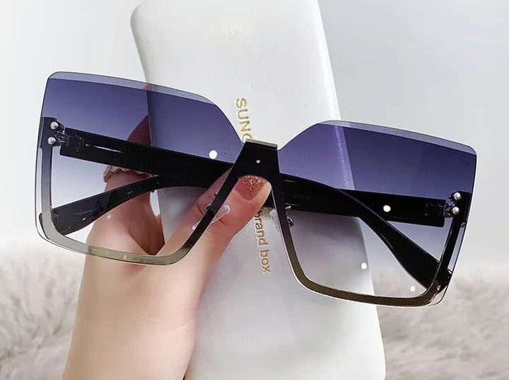 Elegante Unisex Sonnenbrille mit Halbrahmen und quadratischen Gläsern. Idealer UV-Schutz und stilvolles Sommer-Accessoire.