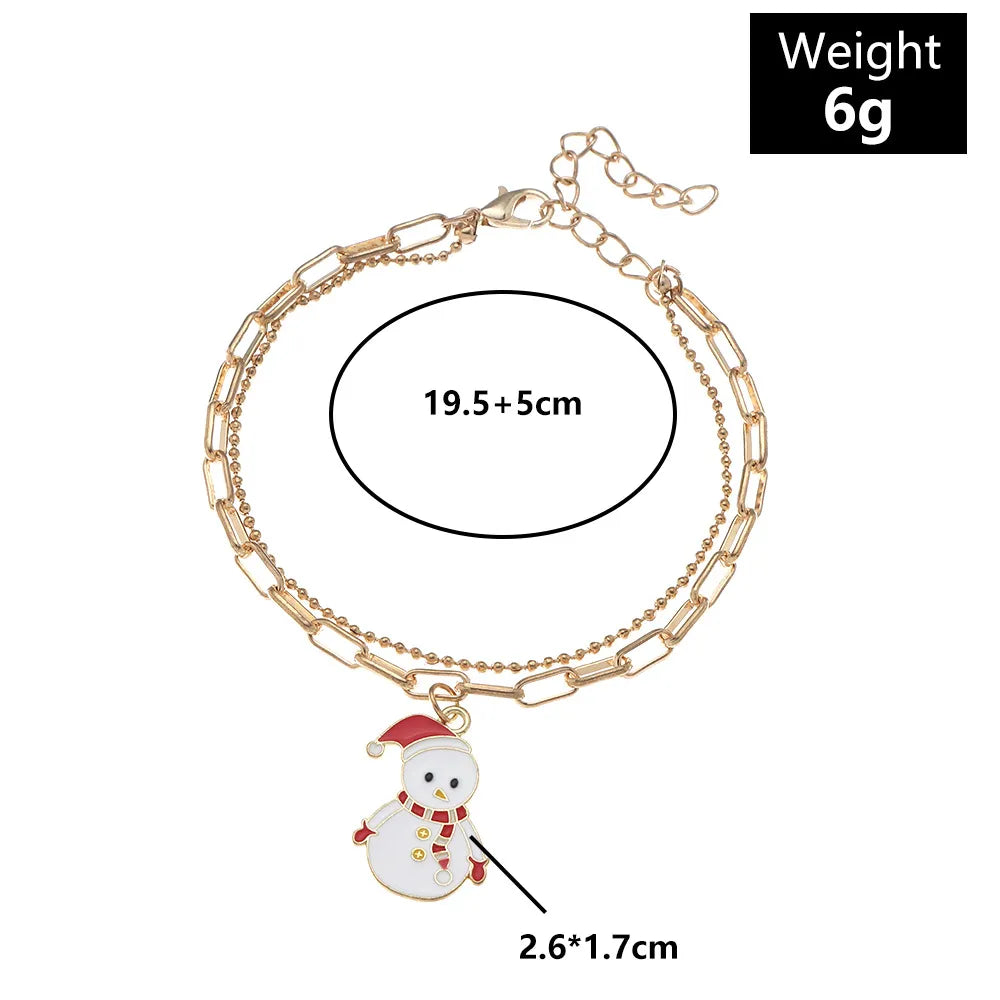 Detailaufnahme: Damen Armband mit Rentier, Weihnachtssocken & Weihnachtskranz Charms für die Feiertage.