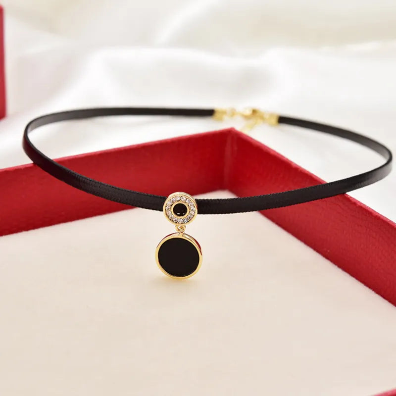 Stilvolles Damen-Halsband mit runden Kristallen, das perfekte Accessoire für elegante Anlässe.