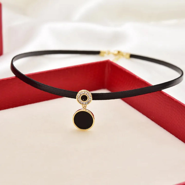 Stilvolles Damen-Halsband mit runden Kristallen, das perfekte Accessoire für elegante Anlässe.