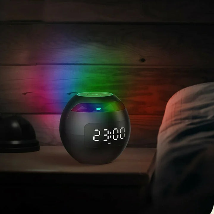 Vielseitiger Tischwecker mit Bluetooth Lautsprecher und Nachtlicht, ideal für Schlafzimmer und Home Office.