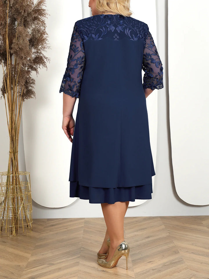 Marineblaues Bankettkleid Übergröße mit feiner Blumenstickerei. Elegante Plus Size Mode.