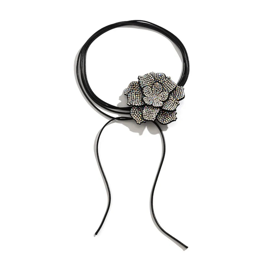 Glänzende Strass Rosen Halskette für Damen auf festem Lederband, als trendiges Choker-Halsband.