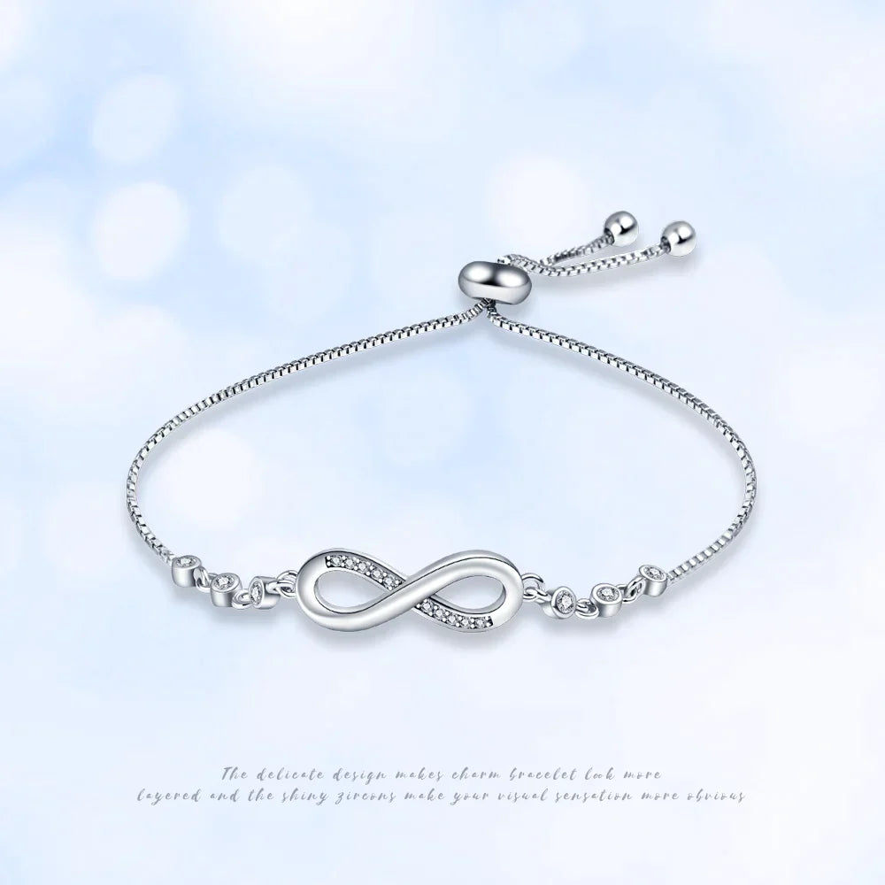 Detailaufnahme eines filigranen Damen Unendlichkeits-Armbands, ein zeitloser Armschmuck und bedeutungsvolle Geschenkidee.