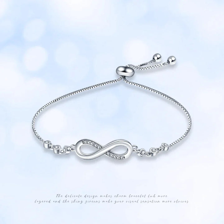 Detailaufnahme eines filigranen Damen Unendlichkeits-Armbands, ein zeitloser Armschmuck und bedeutungsvolle Geschenkidee.