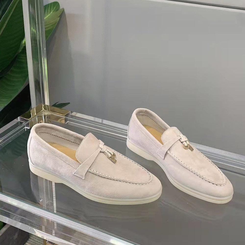 Klassische braune Damen Loafer. Zeitlose Halbschuhe und bequeme Schlupfschuhe für einen eleganten Auftritt.