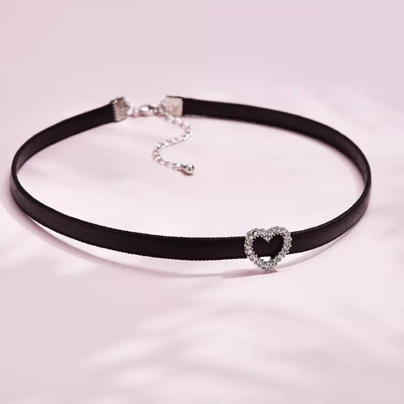 Geometrisches Damen-Halsband aus Leder mit runden Kristallelementen, moderner Statement-Schmuck.
