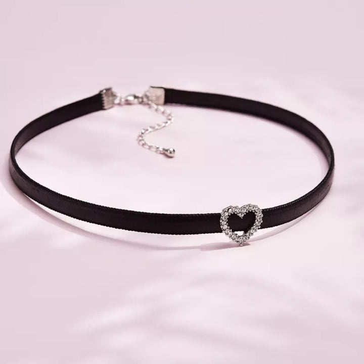 Geometrisches Damen-Halsband aus Leder mit runden Kristallelementen, moderner Statement-Schmuck.