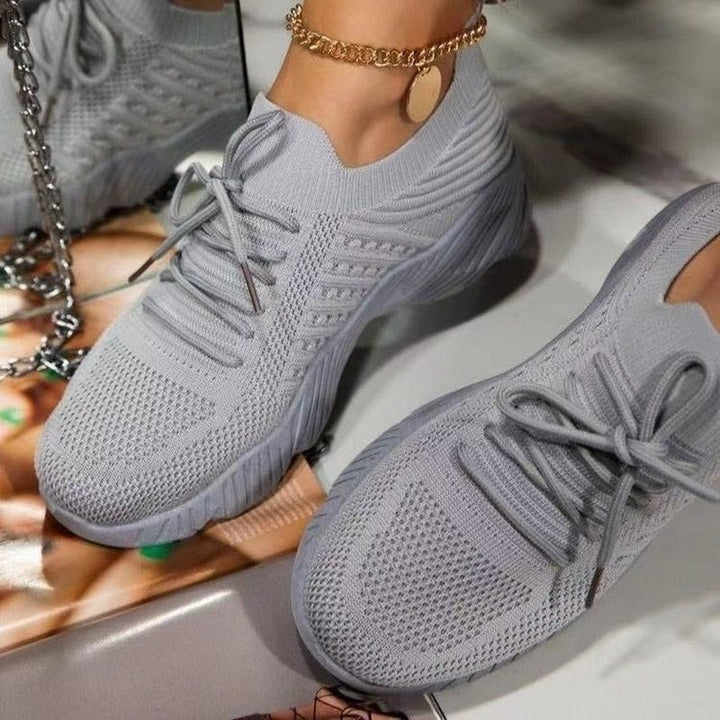 Komfortable Damen Plateau Sneaker für den Alltag. Leichte, atmungsaktive Damenschuhe mit modischer vulkanisierter Sohle.