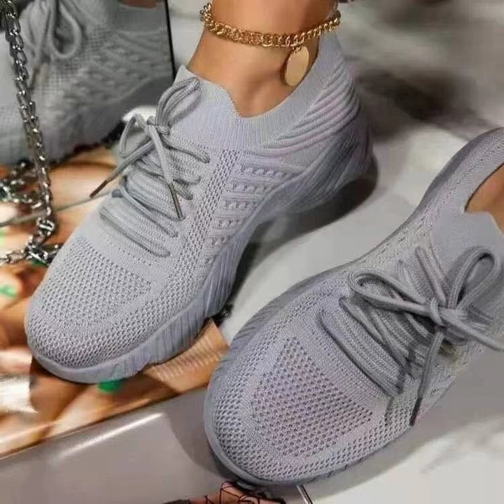 Frau trägt bequeme Damen Plateau Sneaker. Leichte, atmungsaktive Alltagsschuhe, modisch & perfekt für Casual-Outfits.
