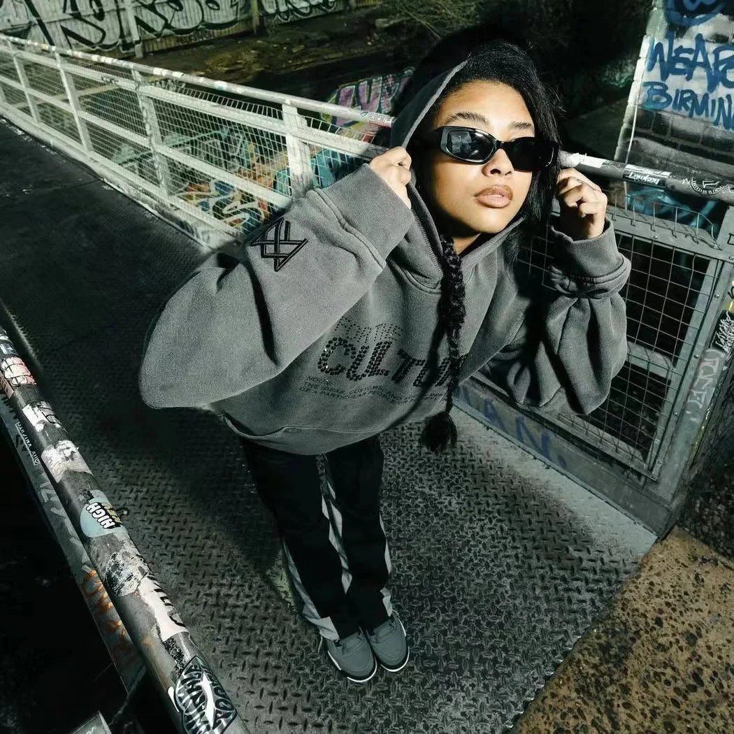 Stylischer Strass Hoodie, perfektes Statement-Oberteil für moderne Streetwear-Looks.