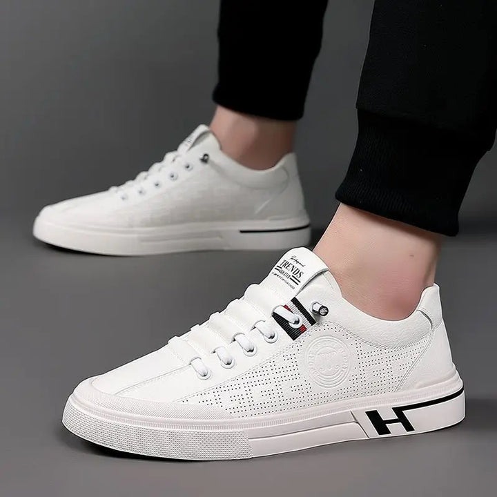 Hinteransicht der rutschfesten Herren-Sneakers mit bequemer Dämpfung. Stilvoll für jeden Anlass.