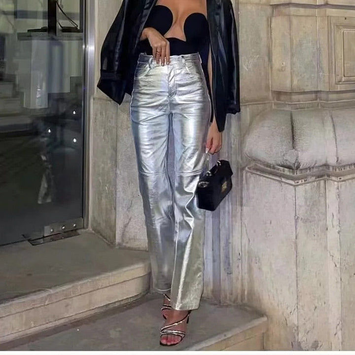 Damen Metallic Hose mit weitem Schnitt und hohem Bund. Perfekt als glänzender Blickfang für Herbst & Winter.