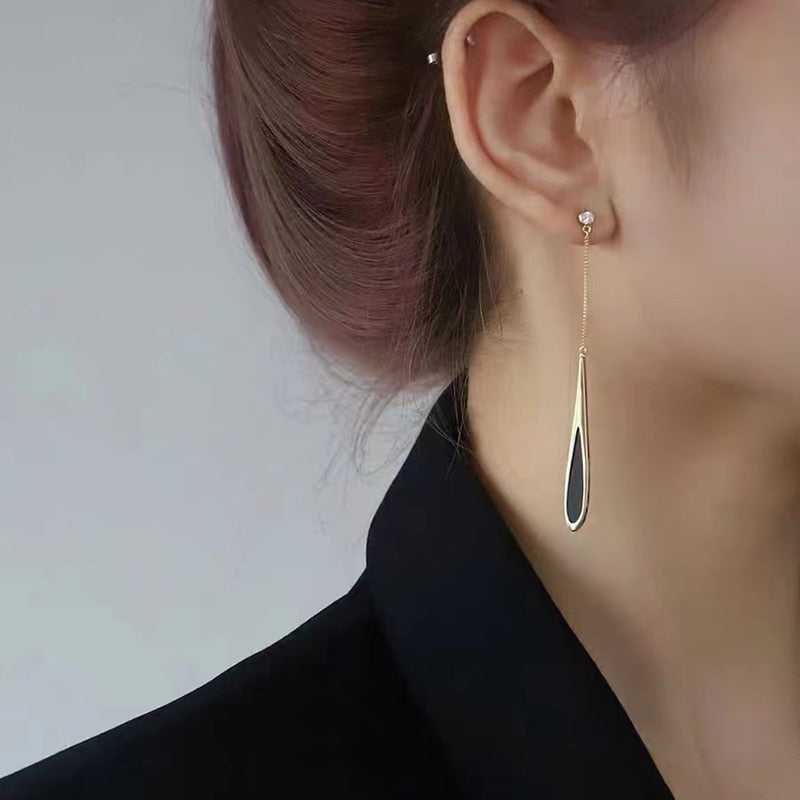 Schwarze, lange Quasten-Damenohrringe, perfekt für Abendveranstaltungen oder als elegantes Geschenk für sie.