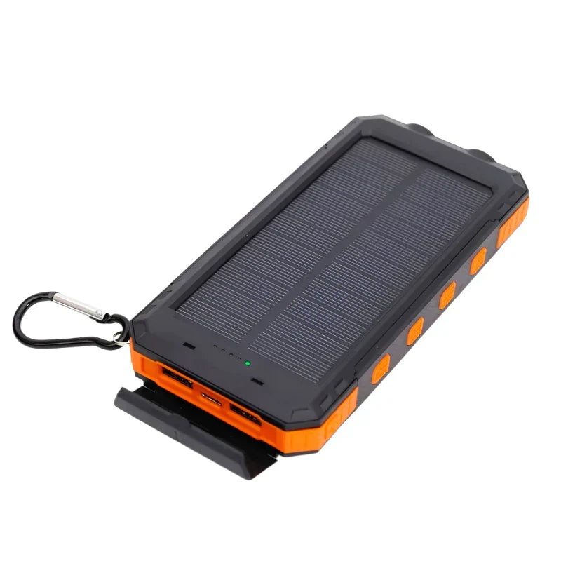 Wetterfeste Solar Powerbank, USB Ladegerät für Outdoor & Reise, integrierte Taschenlampe für Sicherheit.
