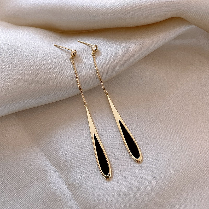Lange elegante Damen-Quastenohrringe in Schwarz, ideal als Modeschmuck oder Abend-Accessoire.