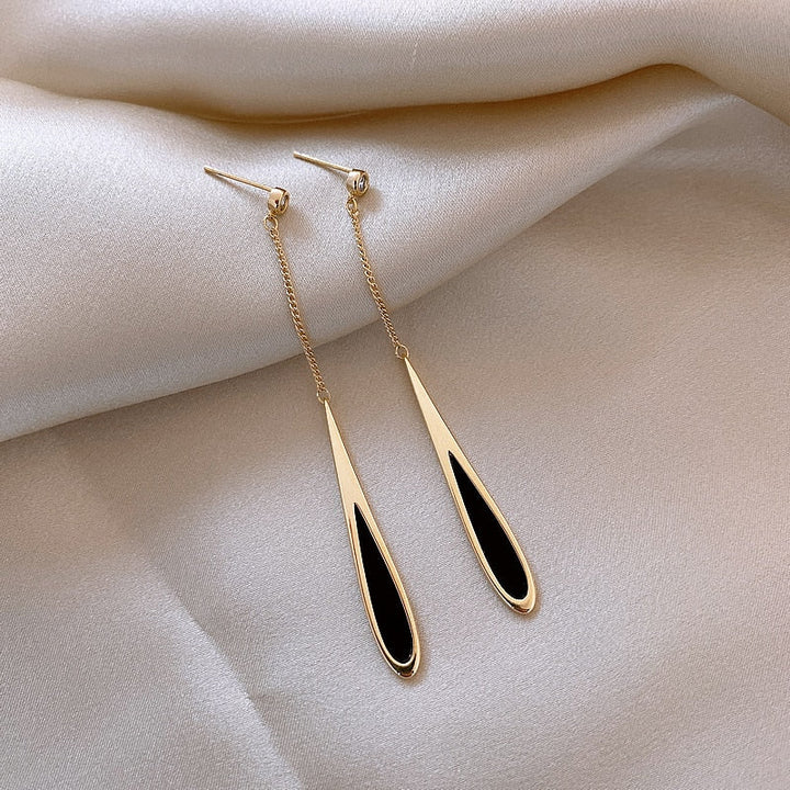 Lange elegante Damen-Quastenohrringe in Schwarz, ideal als Modeschmuck oder Abend-Accessoire.
