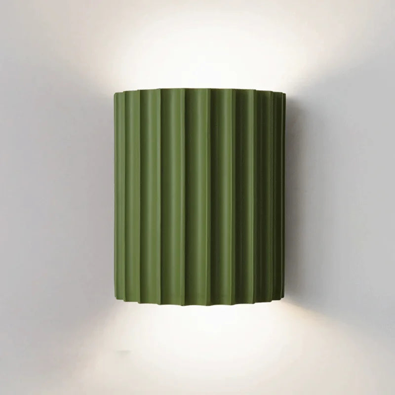 Energieeffiziente LED Design Wandlampe aus Kunstharz für moderne Akzentbeleuchtung.