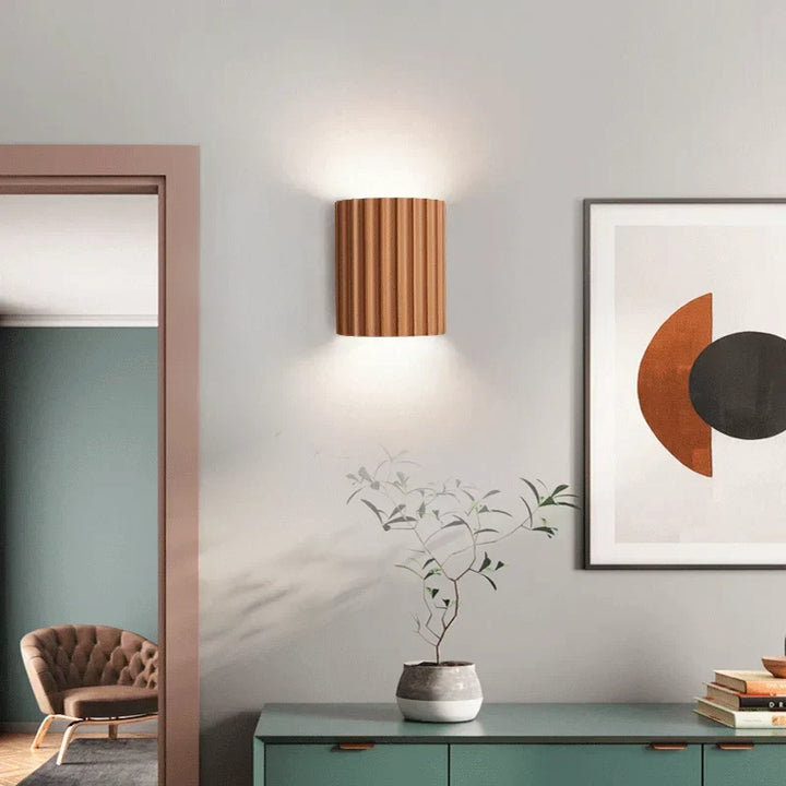 Moderne Kunstharz LED Wandlampe für stilvolle Innenbeleuchtung im Wohnzimmer.