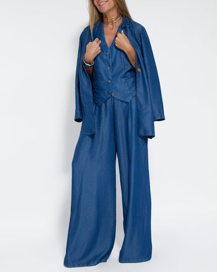 Zeitloser Damen Herbst Look: Knopfweste & weite Hose. Lässige Eleganz für jede Frau.