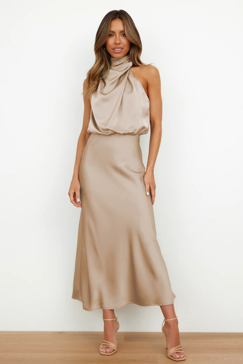 Bodentiefes Damen Halterneck Abendkleid, fließender Stoff, schickes Partykleid.