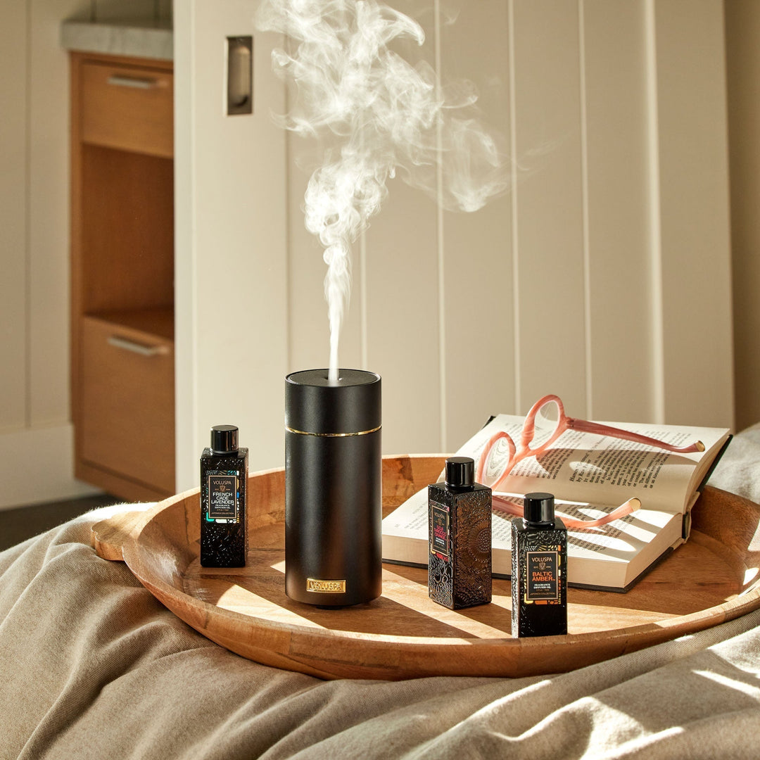 Eleganter, wiederaufladbarer kabelloser Aroma Diffuser schwarz, Ultraschalltechnologie für sanften Raumduft.