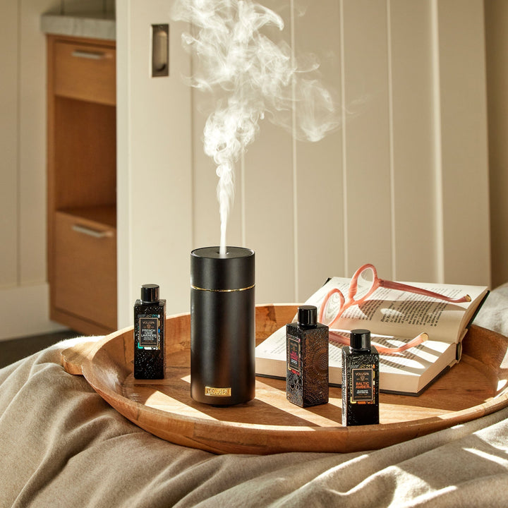 Eleganter, wiederaufladbarer kabelloser Aroma Diffuser schwarz, Ultraschalltechnologie für sanften Raumduft.