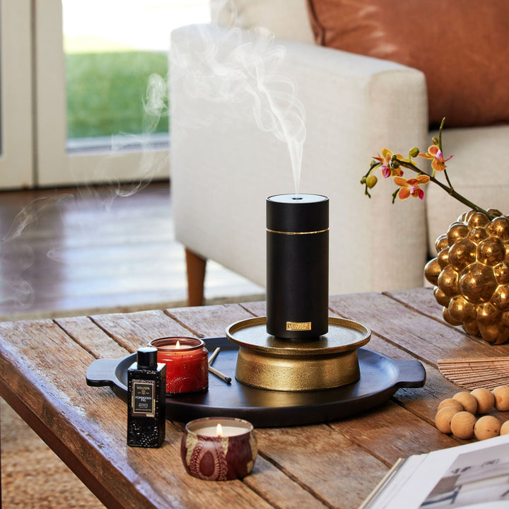Wiederaufladbarer kabelloser Aroma Diffuser in Schwarz, vernebelt ätherische Öle für entspannende Wellnessmomente.