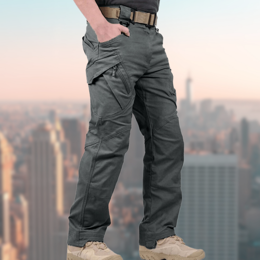 Premium Outdoor Herrenhose, wasserdicht, strapazierfähig & atmungsaktiv, mit praktischen Mehrfachtaschen.
