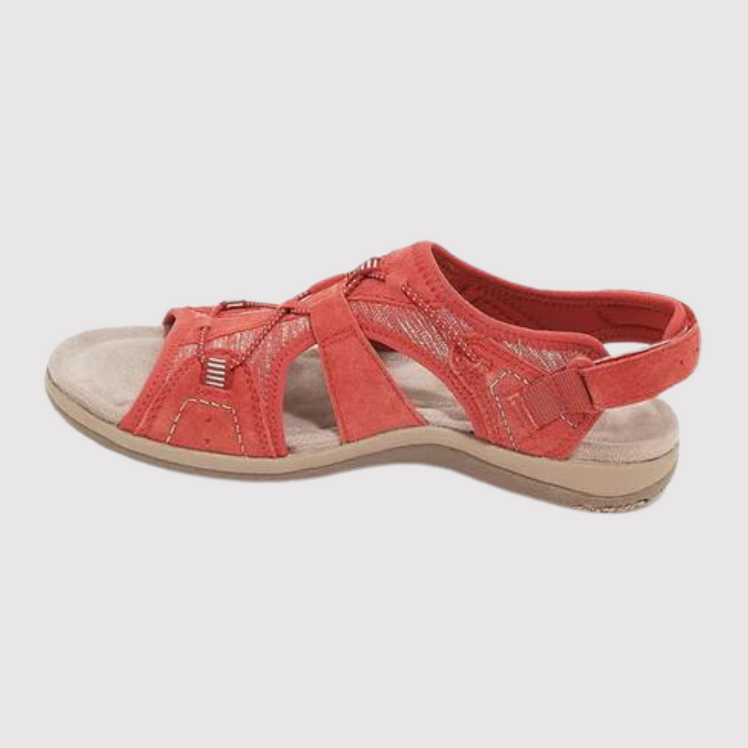 Frau trägt bequeme Damen Sommersandalen mit offener Spitze & flexibler Sohle; ideal für Outdoor.