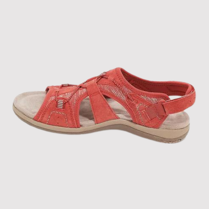 Frau trägt bequeme Damen Sommersandalen mit offener Spitze & flexibler Sohle; ideal für Outdoor.