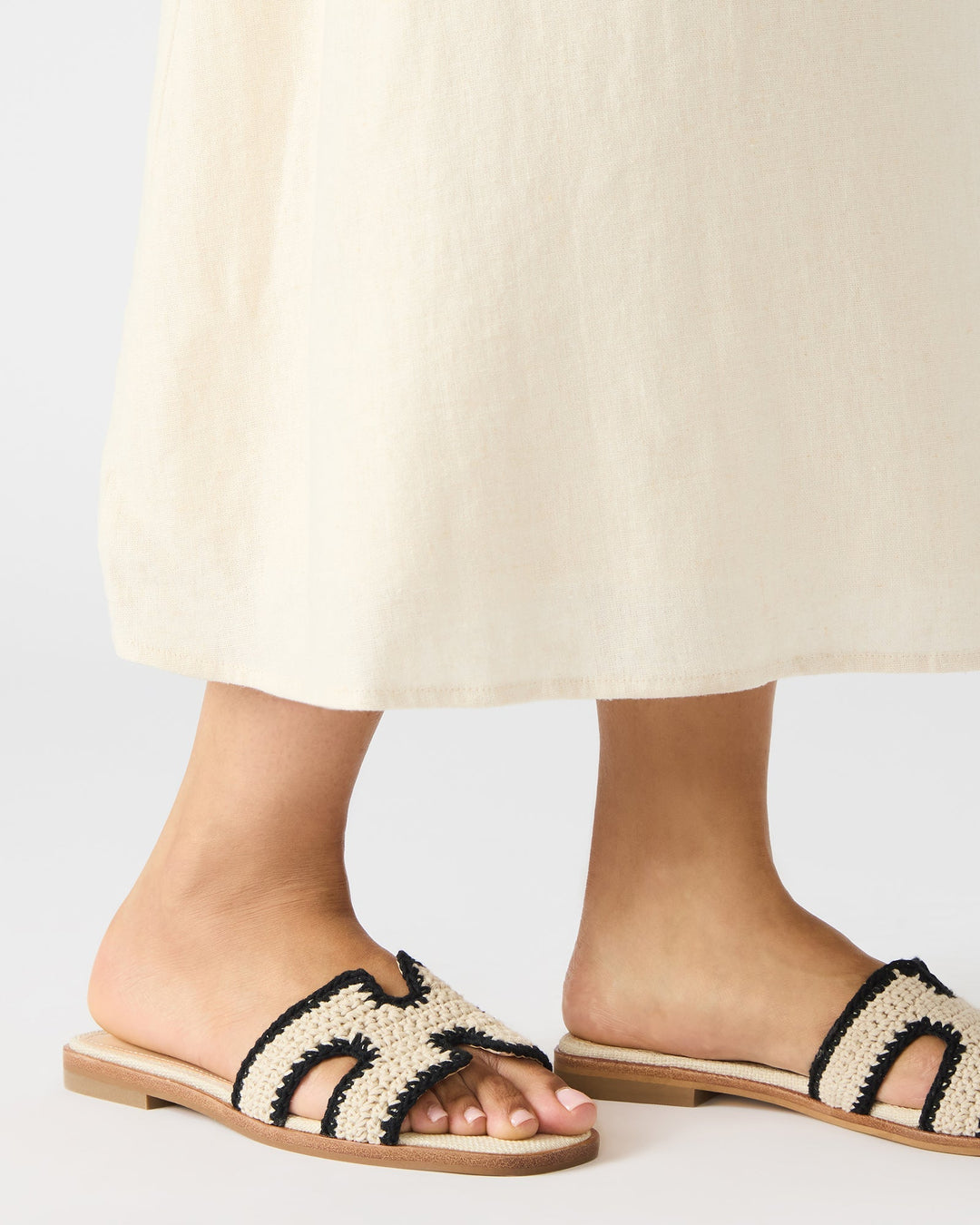 Modische Damen Sandalen Slip-on mit breitem, geometrischem Riemen für leichte Sommer-Freizeit.