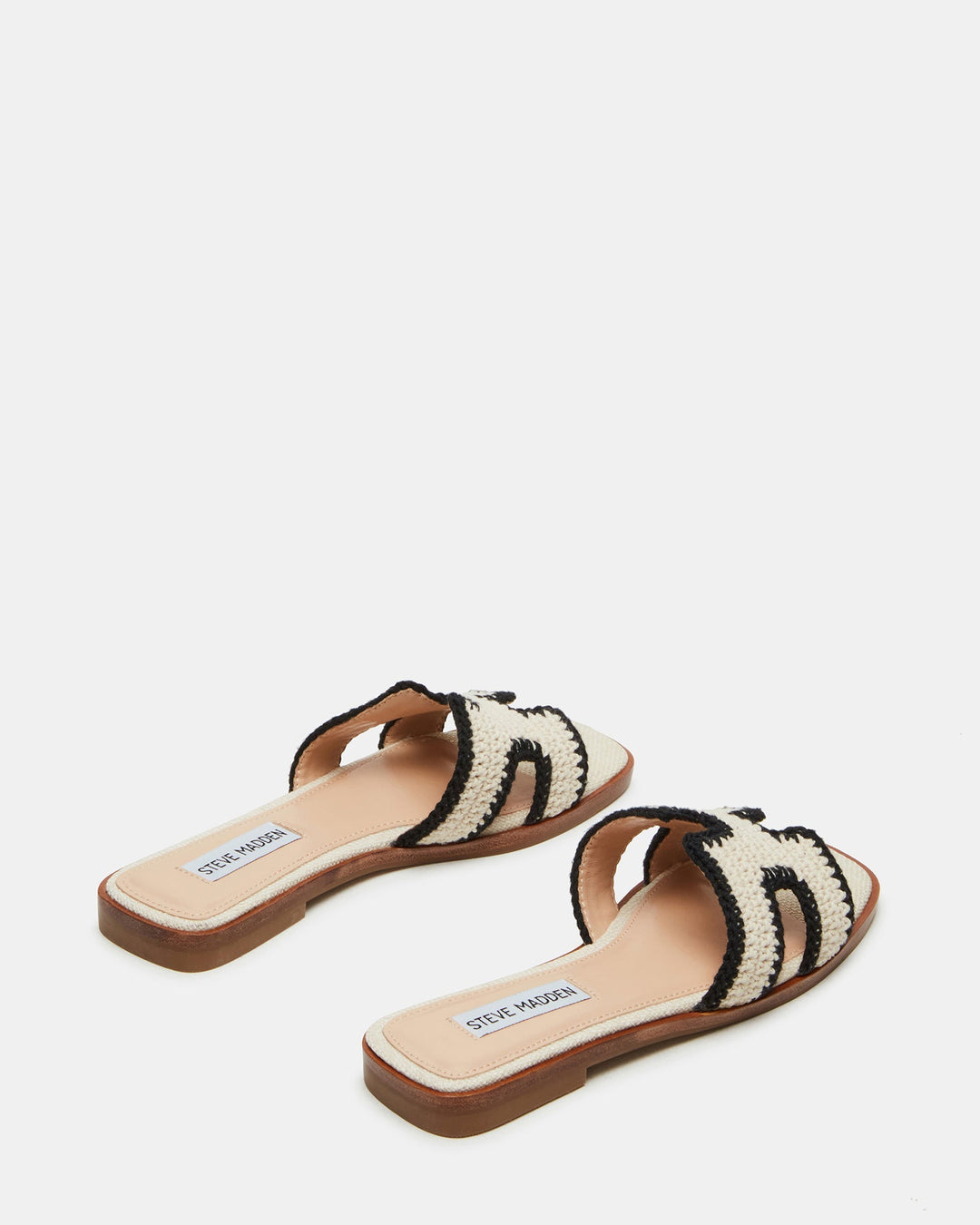 Sommerliche Damen-Pantolette mit breitem, geometrischem Riemen und bequemem Flachabsatz.
