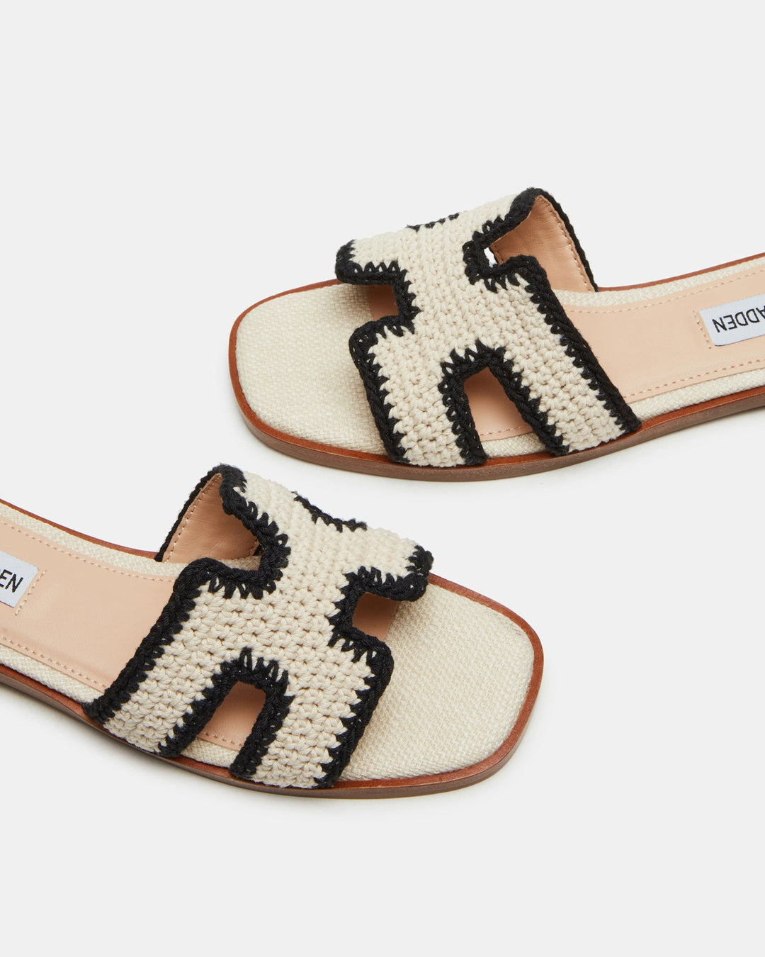 Elegante Damen-Pantolette mit breitem, modernem Riemen & flachem Absatz. Perfekt für den Sommer.