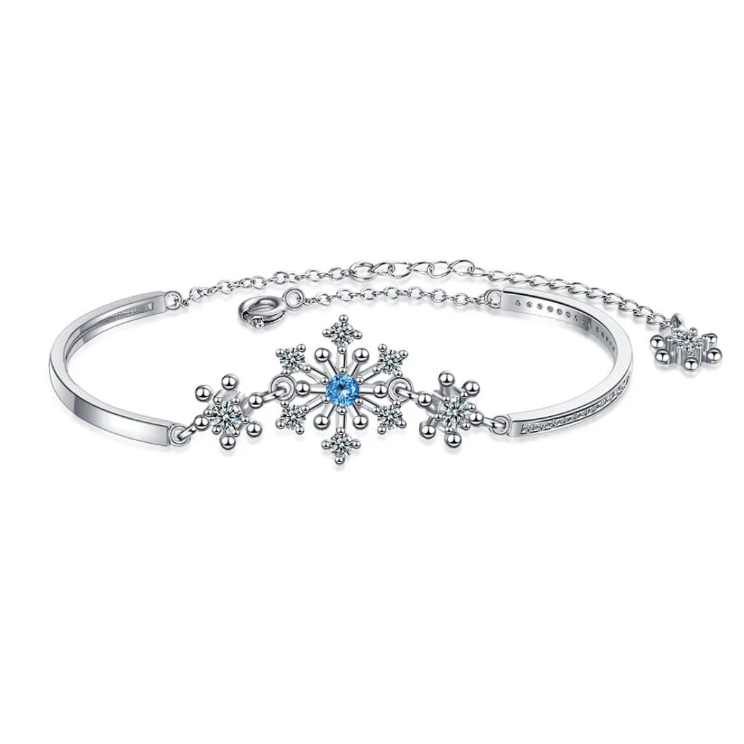 Damen Winter Schneeflocken Armband aus 925er Silber mit funkelnden Zirkonia Steinen, perfekt für die Festtage.