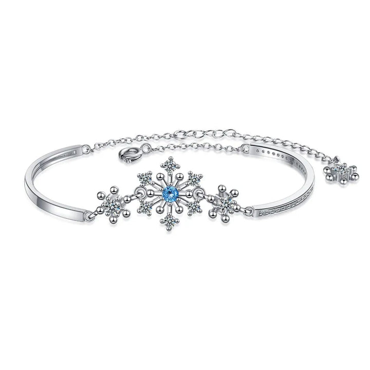 Damen Winter Schneeflocken Armband aus 925er Silber mit funkelnden Zirkonia Steinen, perfekt für die Festtage.