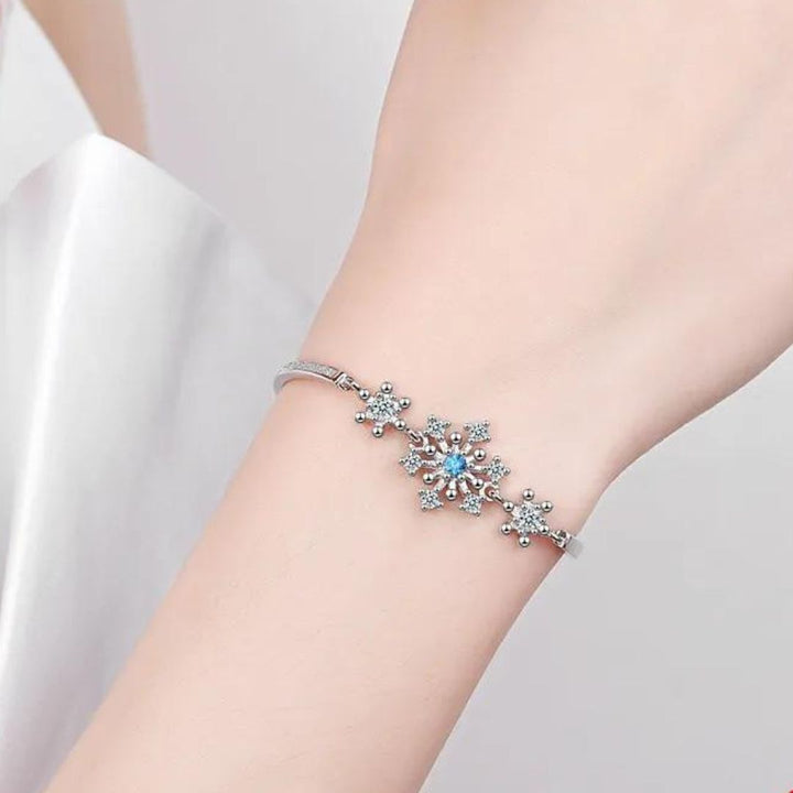 Filigranes Damen Armband mit glitzernden Schneeflocken und Zirkonia. Ein eleganter, silberner Schmuck für Winter und Feste.