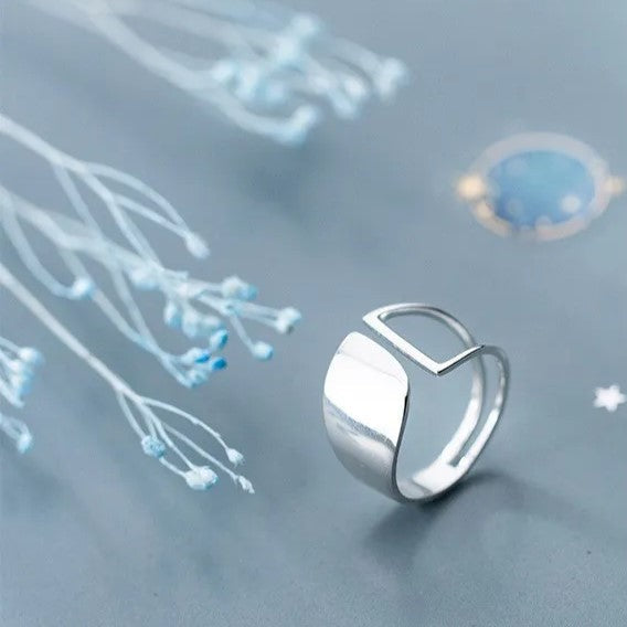 Unisex Punk Ring aus 925 Sterlingsilber mit hohlem, geometrischem Design. Ein modernes Statement-Schmuckstück.
