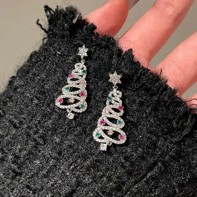 Festliche Damen Quastenohrringe in Weihnachtsbaumform, funkelnder Schmuck für die Feiertage und Winterzeit.