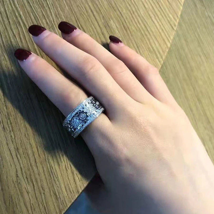 Eleganter Damen Fidget Ring in Roségold mit funkelnden Zirkonia und drehbaren Zahnrädern, am Finger getragen.