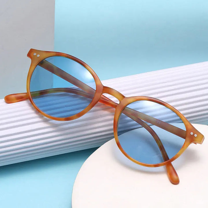 Stilvolle Retro-Sonnenbrille, polarisiert und rund, bietet blendfreien UV-Schutz für alle Geschlechter.