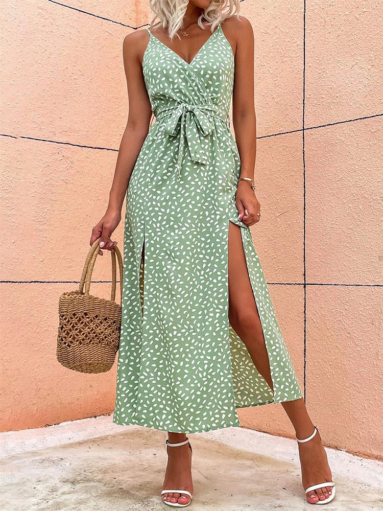 Nahaufnahme des eleganten Blumenmusters auf dem fließenden Stoff des Damen Sommer Maxikleides.