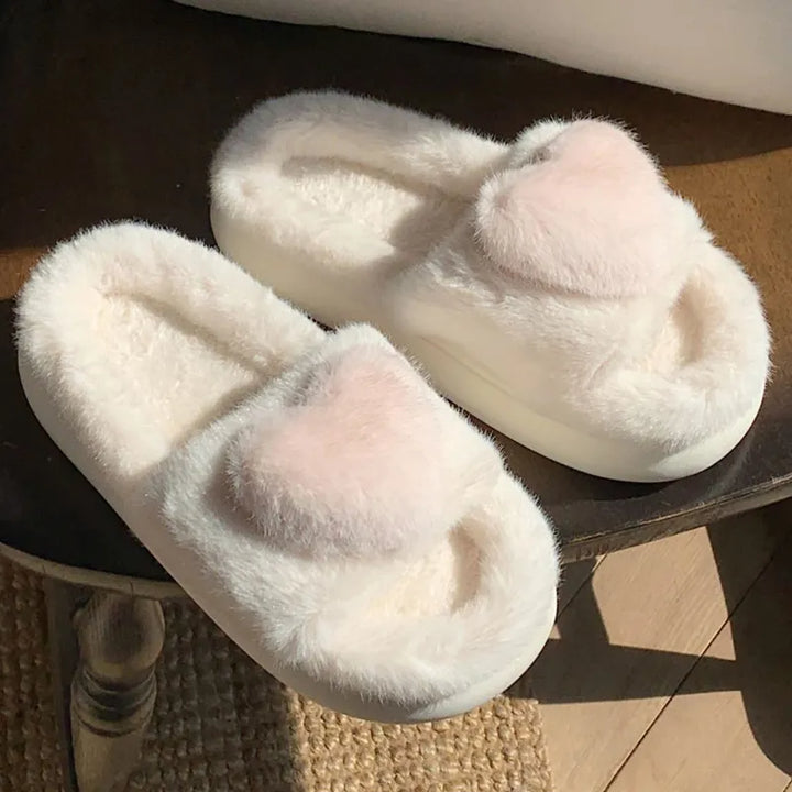 Weiche, flauschige Damen Hausschuhe mit Herzmotiv, ideal als warme Pantoffeln für kalte Wintertage.