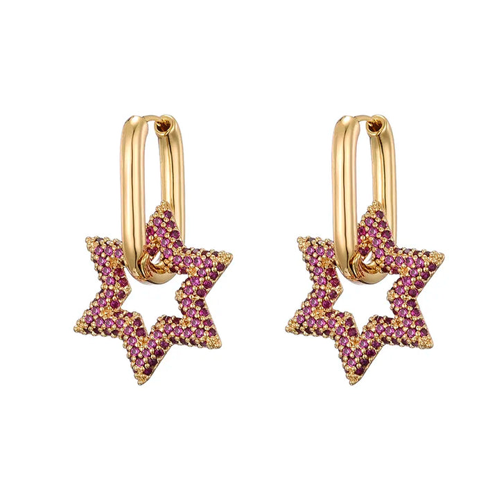 Ein Paar stilvolle Damen-Creolen in Sternform, besetzt mit funkelnden Kristallen. Glamouröser Ohrschmuck.