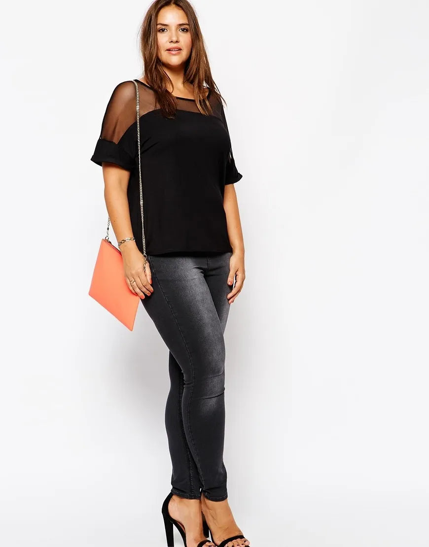 Modisches Damen Sommer T-Shirt in Übergröße, schwarz, mit Mesh-Look, kurzarm & V-Ausschnitt, ideal für heiße Tage.